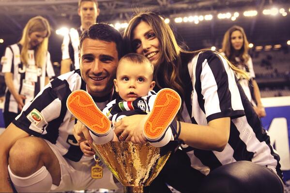 bonucci_leo19's tweet photo. Che la festa abbia inizio...tre gioie una accanto all'altra, @MartinaZoev #lorenzetto #31scudetto ... http://t.co/PsPPvWSiZ4