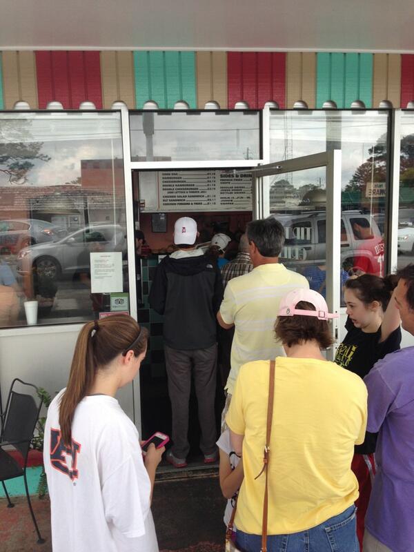 johnlyda's tweet photo. Line out the door at the tip top this afternoon. #burgers #dogs #fries @ShopBluffPark http://t.co/THySnbxEPN