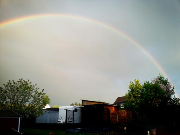 lauraaeckrt's tweet image. Ganzer Regenbogen am Himmel *_* ♡