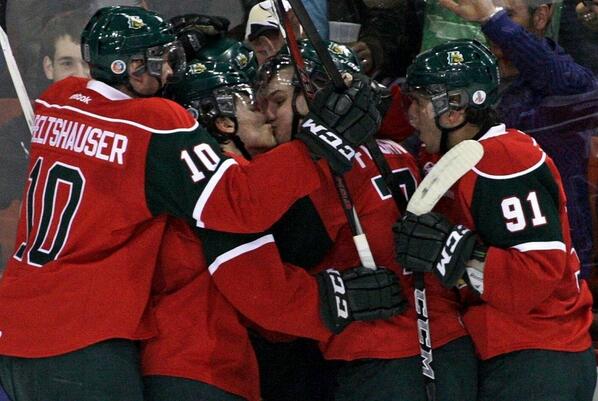 kimboflow79's tweet photo. “@anthonymarcotte: La photo de l'année dans la LHJMQ? On s'aime beaucoup chez les Mooseheads! http://t.co/tc6CGtBUoz” gay accepter partout..