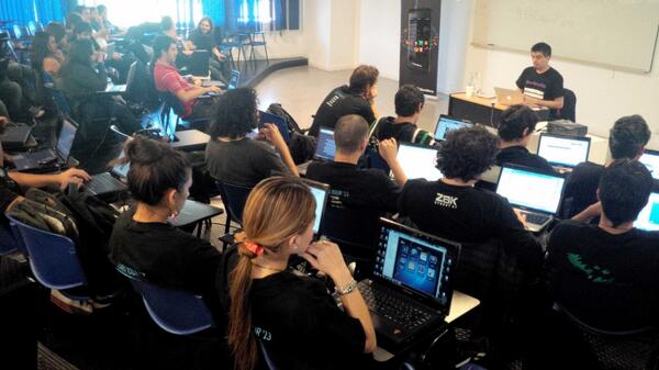 kiwox's tweet image. El Ninja @arakisergio demostrando #webworks en el #BBLabsLaPunta @BlackBerryDev