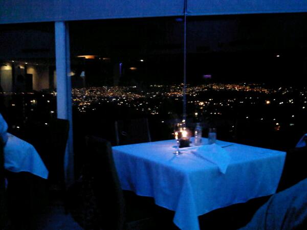 Andrepin17's tweet photo. El mejor lugar del mundo, la mejor comida y el mejor ambiente! Amoo este lugar #mezzanote http://t.co/F92gxHp73q