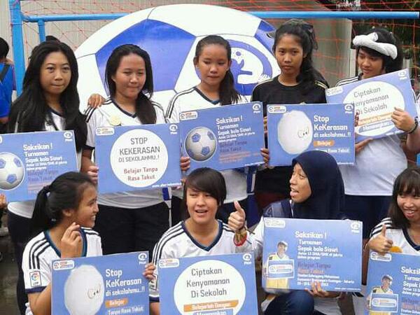 kmanggraeni's tweet photo. #Planindonesia Sukses utk sosialisasi turnamen girls football ya http://t.co/7qDHvwPMLK