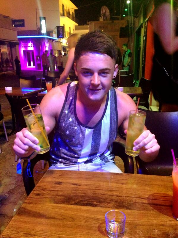 JamesRipley92's tweet image. #AveragePerformance 2 #VodkaRedbulls 🍺🍺🍺