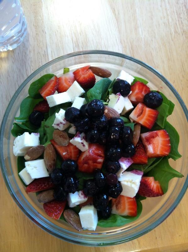 thatrunnerdiva's tweet image. #twye beautiful, colorful salad...bout to be delicious