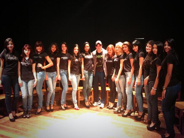 "<a href="/jonmontenegro/">Jonathan Montenegro </a> Nuestra photo respectiva con las modelos de <a href="/bellezamodelstv/">belleza models vzla</a> " <a href="/somosESTATUS/">ESTATUS</a>  <a href="/PatiyaStudio/">Patiya Models</a> " <a href="/EAEULA/">EArtesEscénicasULA</a>