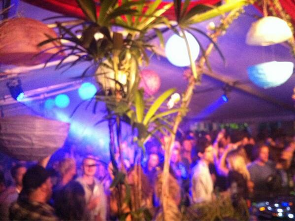 RFShows's tweet photo. Strandclub #naturel heeft vandaag haar openingsfeest! Ondanks het weer toch volle bak! http://t.co/djxaAt2mJj