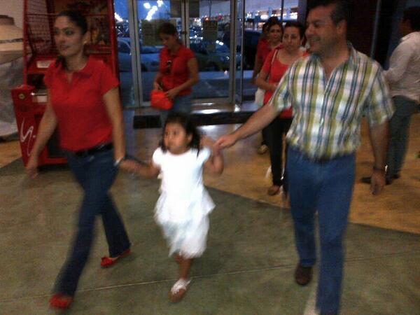 StaffMauricio's tweet image. .@MauricioGE_ y su esposa @cinthya... acompañados de #Kiki llegando al #boliche para jugar con #jóvenes