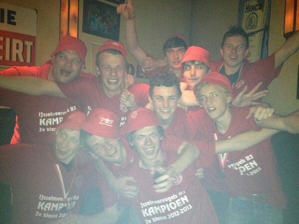 VVIJVB3's tweet photo. WIJ ZIJN KAMPIOEN!! http://t.co/kNIKjnVbcC