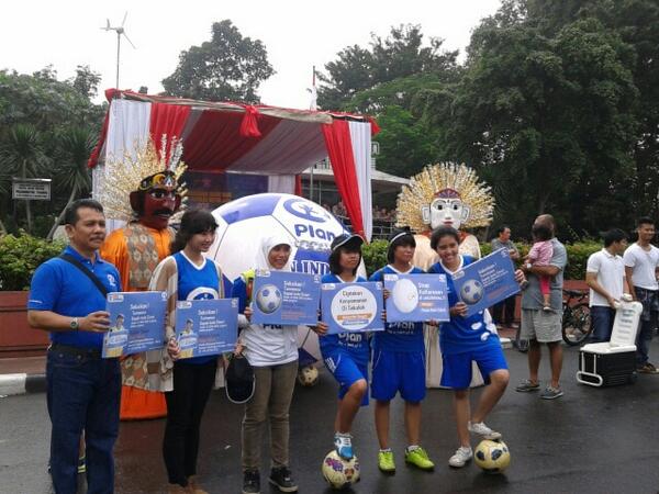 kmanggraeni's tweet photo. #Planindonesia Kirab dari Sarinah - Bunderan HI dg bola raksasa dlm rangka sosialisasi turnamen sepak bola siswi http://t.co/m35srPMQCm