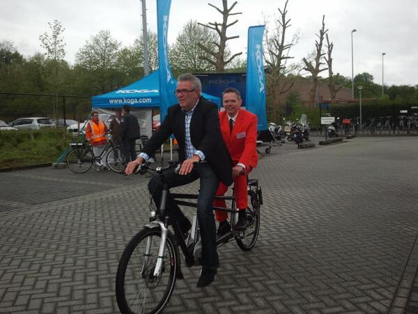 GuyVluggen's tweet image. Samen met wethouder @AlbertNuss beklim ik de Dousberg. Fluitje van een cent op een e-bike. #komopdefiets