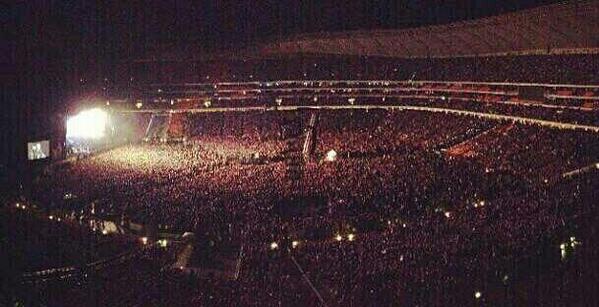 BieberArmyWorld's tweet photo. RT if you're apart of this family. #39MillionBeliebers http://t.co/g75R1177qj