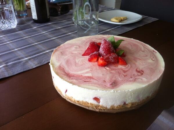 ThisIsChris83's tweet photo. #Muttertag #Torte #1 http://t.co/DdHuWSivXC