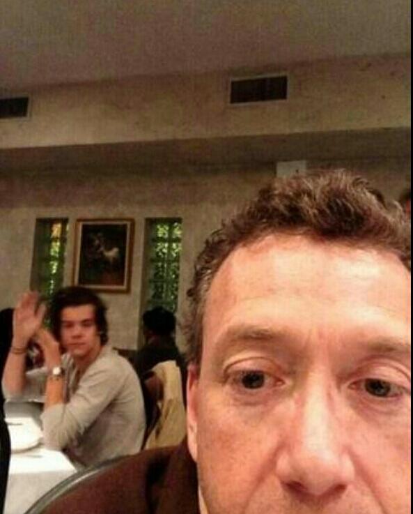 _OMGbeth's tweet photo. MOMENT OF SILENCE TO REMEMBER WHEN A MAN TRIED TO TAKE A PHOTO OF HARRY IN A RESTAURANT AND HARRY JUST http://t.co/X4EAGIo4SG