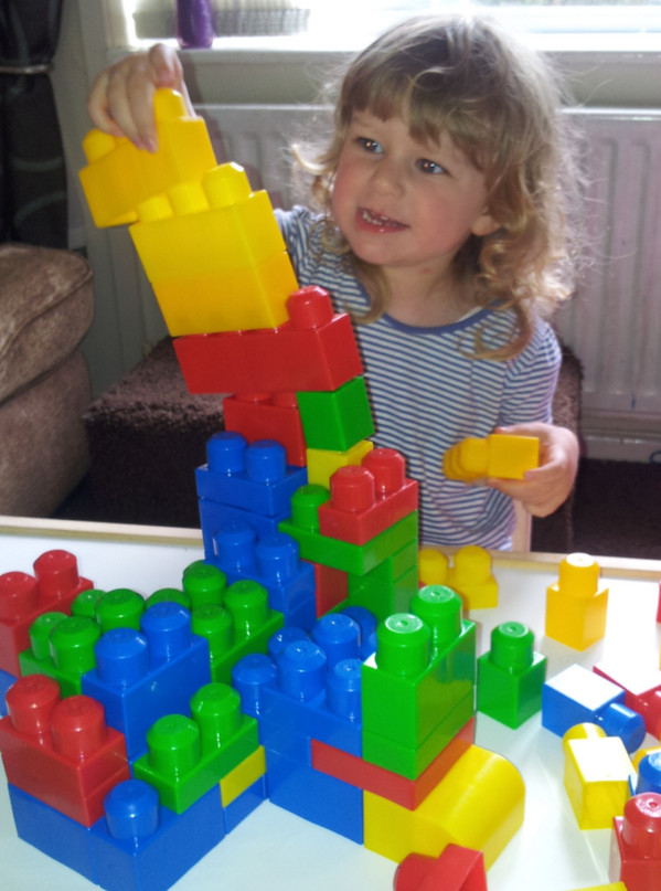 SampleLucy's tweet photo. Daddy i am building a castle... http://t.co/XgpW01mGjc