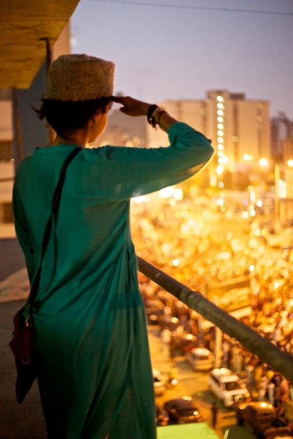 fursid's tweet photo. AWESOME! "@Baahirezaman: This, to me, is an award-winning picture! #TeenTalwaar #Karachi" http://t.co/rHSJ26u3Yt