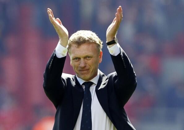 twellsym's tweet photo. David Moyes holds aloft the latest trophy he has won. #legend #efc #mufc http://t.co/GPlJHAJFQT