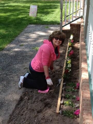 My beautiful Mom planting her flowers 🌺 #HappyMothersDay http://t.co/7N02wxnjmo<a href="/tag/happymothersday"class="tags">#HappyMothersDay</a>