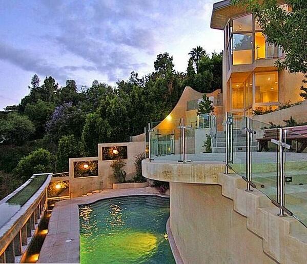 HousePorn_'s tweet photo. RT if you want to live here some day in Los Angeles! http://t.co/1sNp6yOJBi