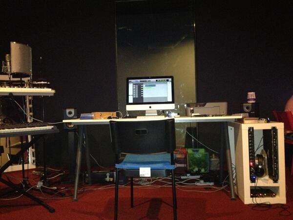catfarish_'s tweet photo. #studio747 tgh recording lagu with @iamBeeRu @JackEdHarry utk #ACT http://t.co/82wmi9BtKm