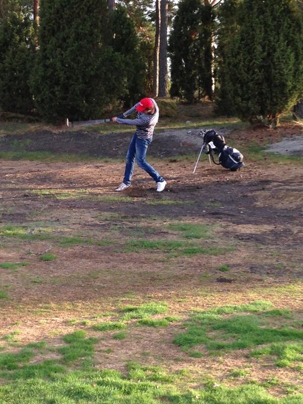 Jakobvi's tweet photo. @DawkinsBror första golfrunda #hook #slice #ruff #out #vatten http://t.co/QMTTrtSgrO