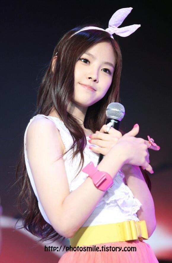 collatedroses's tweet image. RT soal_KPOP Last #midnightpic! Satu2nya yang paling cantik disesi #midnightpic malem ini ^^ Son Naeun ^_^
