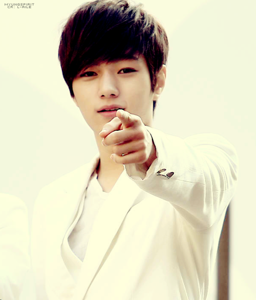 collatedroses's tweet image. RT soal_KPOP #midnightpic Myungsoo nunjuk nunjuk ih :p