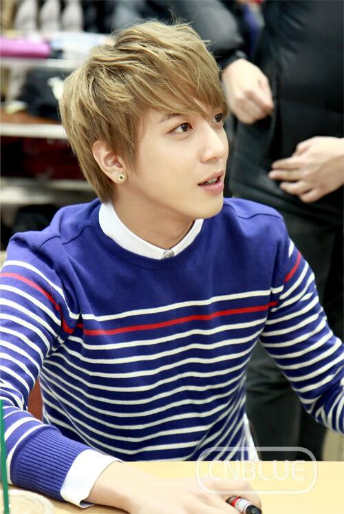 collatedroses's tweet image. RT soal_KPOP #midnightpic Yong leader in blonde style~ still handsome!