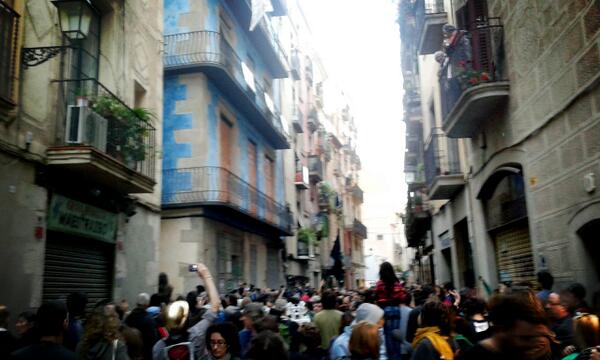 okokitsme's tweet photo. Nuevo edificio liberado, #okupem12M. Las vecinas aplauden desde los balcones mientras gritamos #sísepuede http://t.co/JBgdw6dxIk