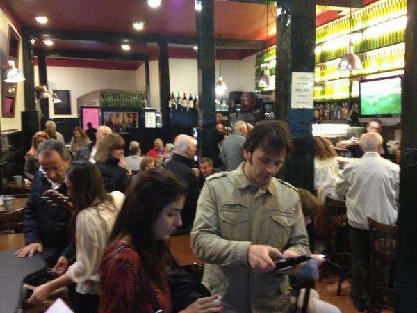 estamos aquí disfrutando ya del #PinchoPoteTuitero en @bodegalamontana. Vaya animación!! #adisfrutar