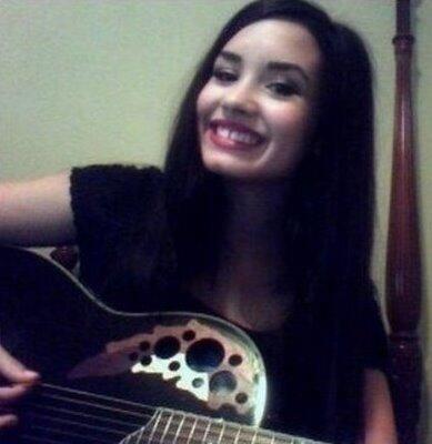 BlahBlah2015's tweet image. Demi Lovato tocando la guitarra antes de ser famosa. ♥♥ #DLBB