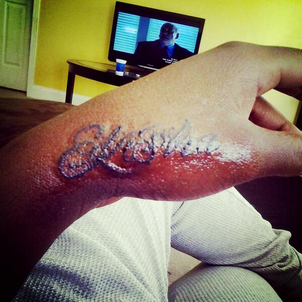 Darkskin's tweet photo. Thats clean. RT @ShardaeMackin: Happy mommys day. Got her name tatted so she know its real http://t.co/8234kys5PS #ImTatted