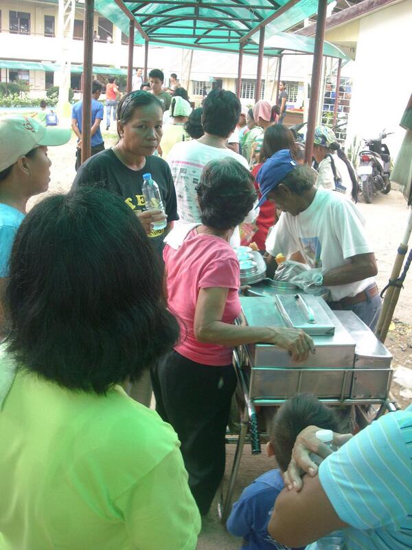 Net25News's tweet photo. Libreng Ice cream di umano ni kagawad! sa Doña Justa Guido Mem. Sch., Angono,Rizal #PambansangDesisyon|Marlon Razon http://t.co/DeKMwgpH1W