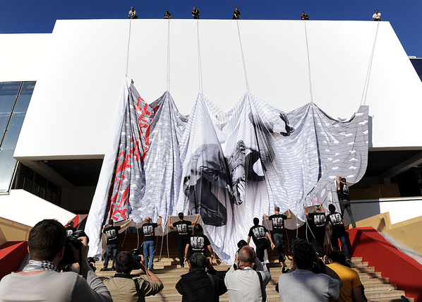 Festival_Cannes's tweet photo. #Cannes2013 J-2 !La casquette s'affiche sous le soleil Cannois/The Giant Poster takes place under the sun in Cannes. http://t.co/3CP19TOBhG