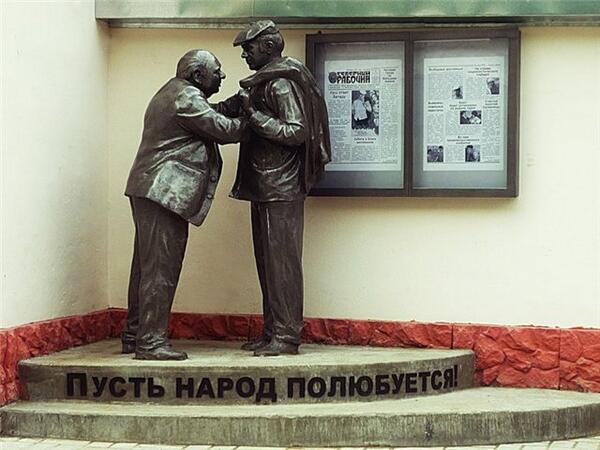 rustourism_tv's tweet photo. Железные фигуры штукатура Коли и сантехника Афони изготовлены и установлены в Ярославле http://t.co/B0Qh2bUnyp