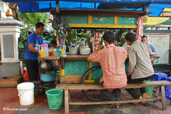 kota_jogja's tweet photo. #Jooss! :) RT @Mas_Maryadi: ...sore-sore ke angringan dulu #StreetPhoto @Malioboro_Jogja @kota_jogja http://t.co/hVHxFq83G5