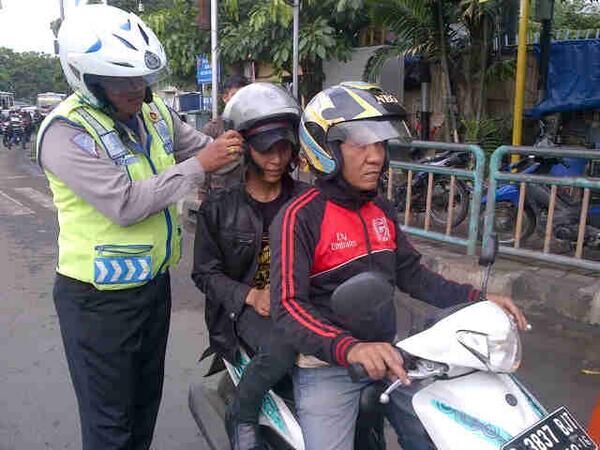 TMCPoldaMetro's tweet image. Demi keselamatan diri sendiri, gunakan helm saat mengendarai sepeda motor.
