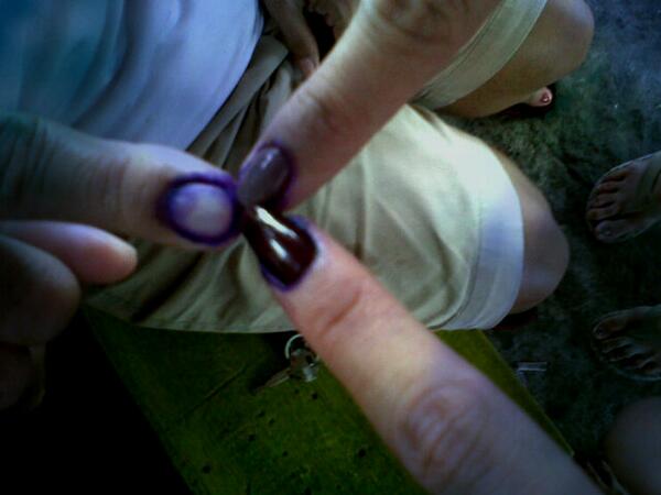 Badeath15's tweet image. Boto boto din pag may time! With Mudra and Sis! =)) #gooutandvotewisely #Elections2013 #DapaTama