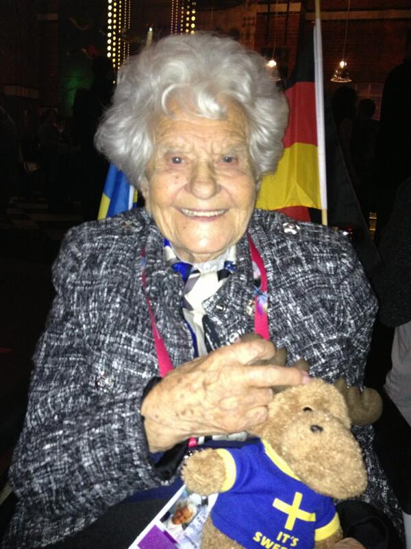 Världens äldsta Eurovision-fan: 
Oma, 103 år, på nattklubben vid 01.12