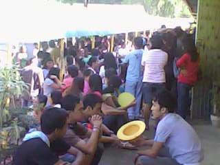 Net25News's tweet photo. Tiaong, Quezon. - Dahil sa palyadong PCOS Machine, nagdulot ng mahabang pila. #PambansangDesisyon | Lucky Alcantara http://t.co/W0WpJaXScD