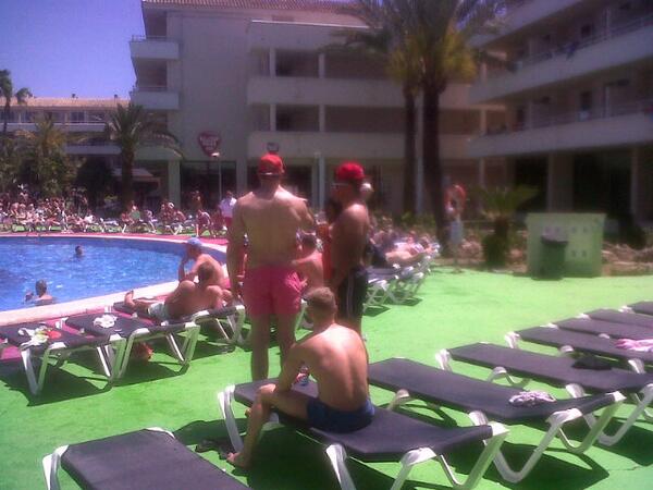 LukeSissons1988's tweet photo. #twatsinhats @SissonsPaul http://t.co/cEcI1KO3P8