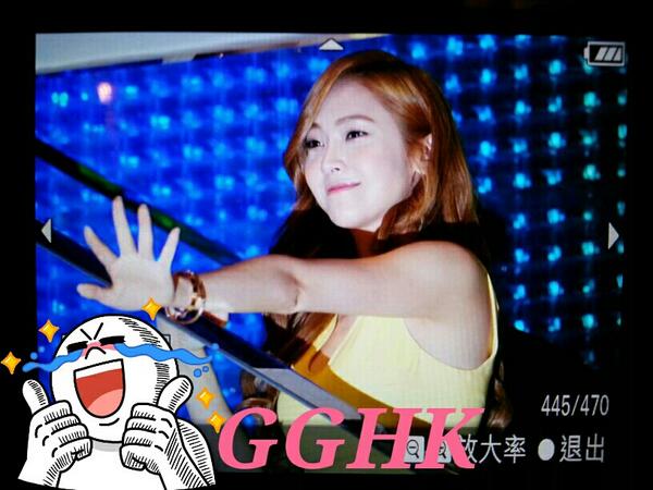 [PIC][12-05-2013]Jessica khởi hành đi Hồng Kông để tham dự sự kiện khai trương của "Demin Popup Store" vào sáng nay BKJhDNrCUAAFGXR