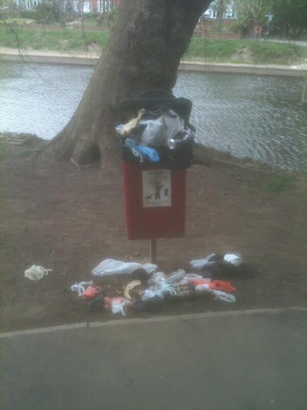 ChrisCharlton9's tweet photo. @CityofYork @YorkPolRep this bin next to Scarb bridge has been like this for 2 weeks now, any chance of cleaning it? http://t.co/WLN8Flg41G