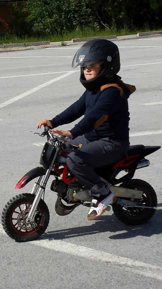 Here is our youngest rider "Emir" who is wearing Origine Rapido!
#young #helmet #boy #moto #originehelmets #guy #cute