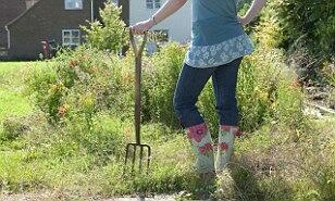 claudiadeyong's tweet photo. Forget the gym and get gardening! Green-fingered Brits burn off 19,000 calories a… #MailOnline http://t.co/TgAf8TO6Uy http://t.co/CO6NTCo0hu