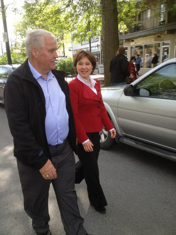 Was happy to greet Premier <a href="/christyclarkbc/">Christy Clark</a> off the bus on her #DeltaSouth stop #bcpoli