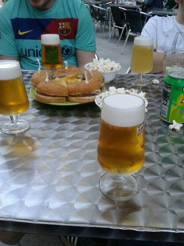 jorge_rdguezvit's tweet photo. Tarde de terraceo @jorgesieira @gab_fernan @DiegoDuf @JuanMoldes http://t.co/bQ5TYvKR4D