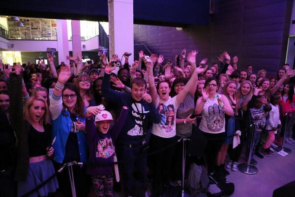 LMFranceSource's tweet image. Les fans au mixers magnet UK.♥