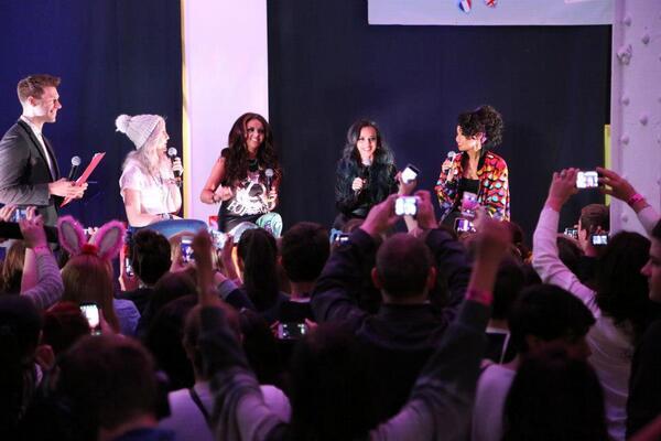 LMFranceSource's tweet image. Encore une photo du Mixer Magnet en UK!♥