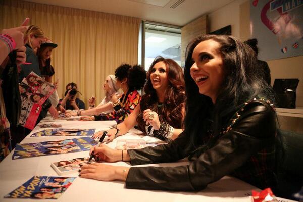 LMFranceSource's tweet image. les filles a la séance de dédicasse pour le mixer magnet UK, elles sont magnifique.♥
